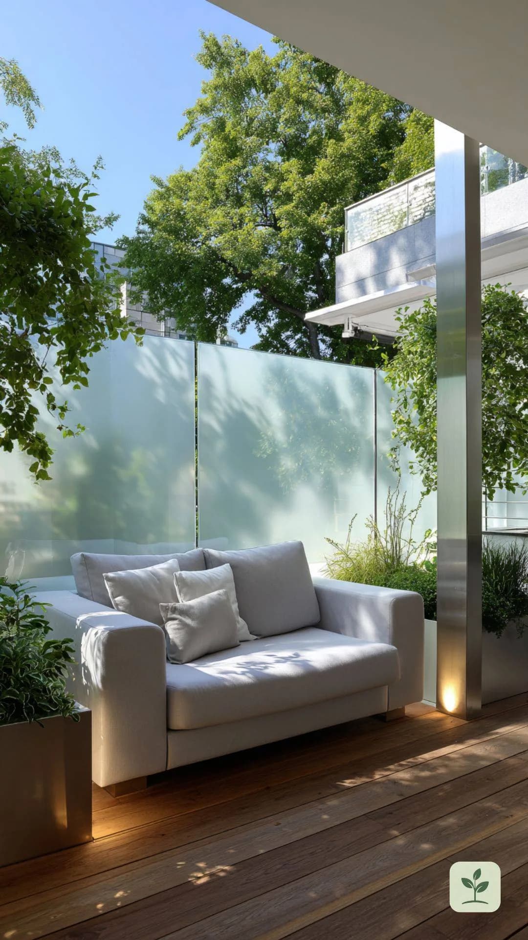 sichtschutz-terrasse-milchglas-lichtdurchflutet