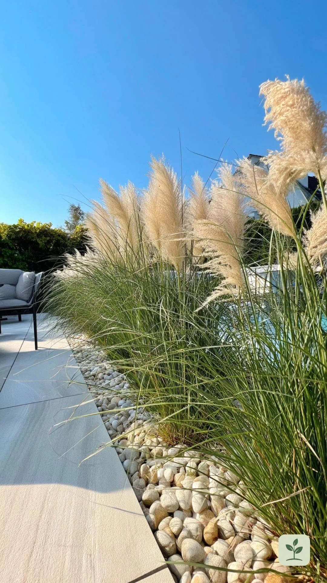 terrasse-umrandung-kieselsteine-graeser