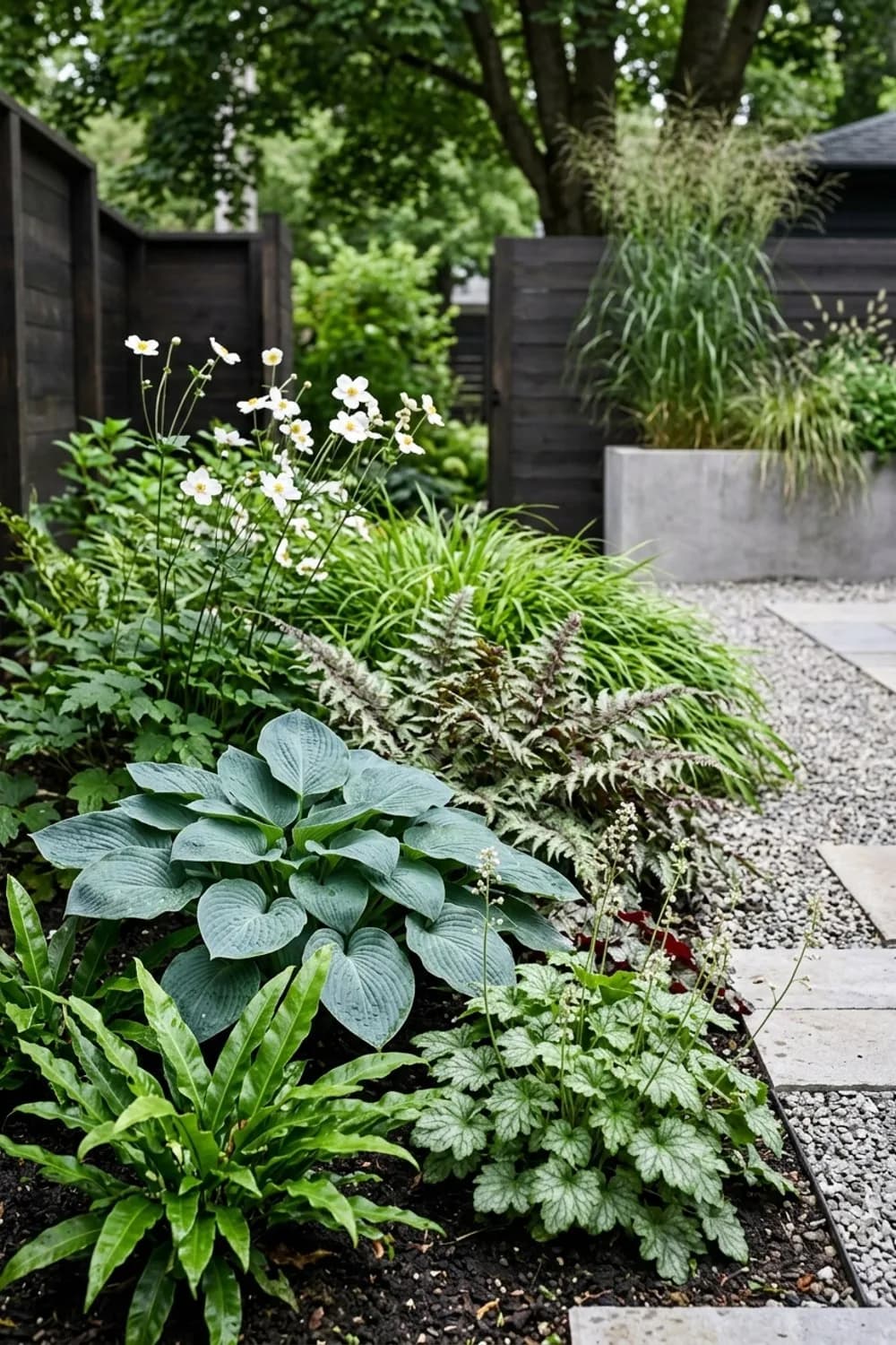 Das Schattenbeet: Eleganz mit Blattschmuck und dezenten Blüten – Garten Inspiration: 9 schöne Ideen