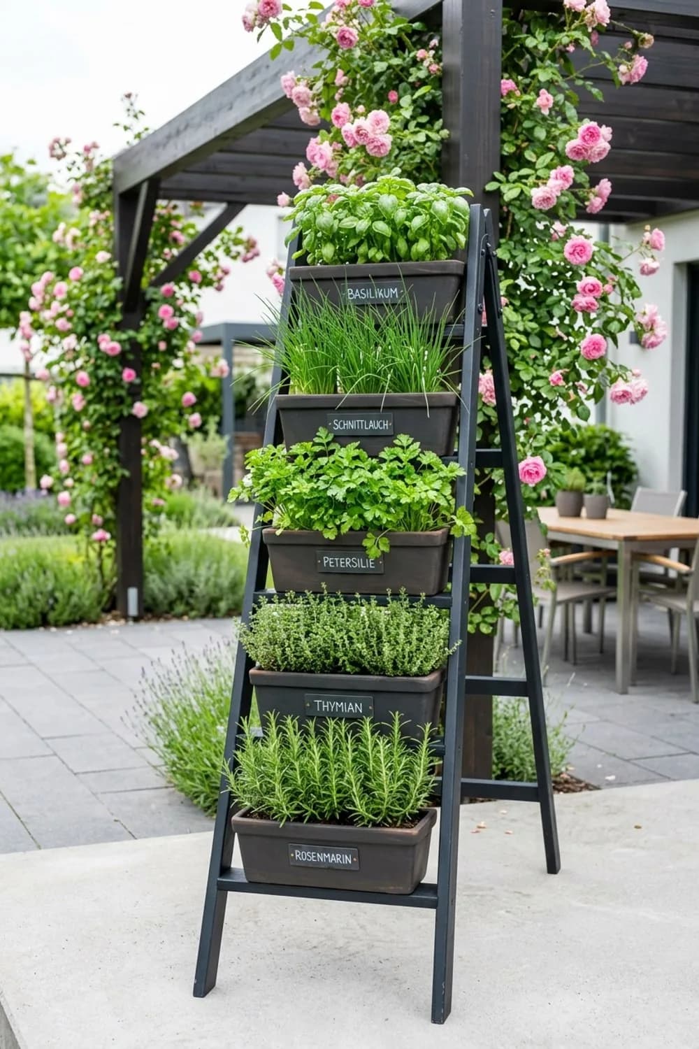 Das vertikale Kräuterbeet: Frisch und griffbereit für die Küche – Leiter als Deko im Garten: 7 schöne Ideen