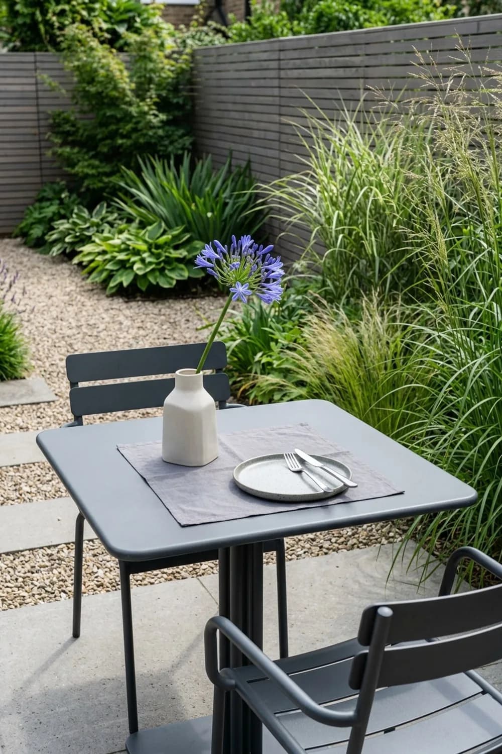 Moderner Minimalismus: Klare Linien und gezielte Akzente – Tischdeko im Garten: 7 schöne Ideen