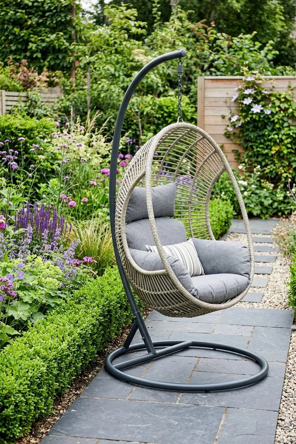 Die moderne Terrasse: Klare Linien mit Gestell – Hängesessel im Garten: 7 gemütliche Ideen