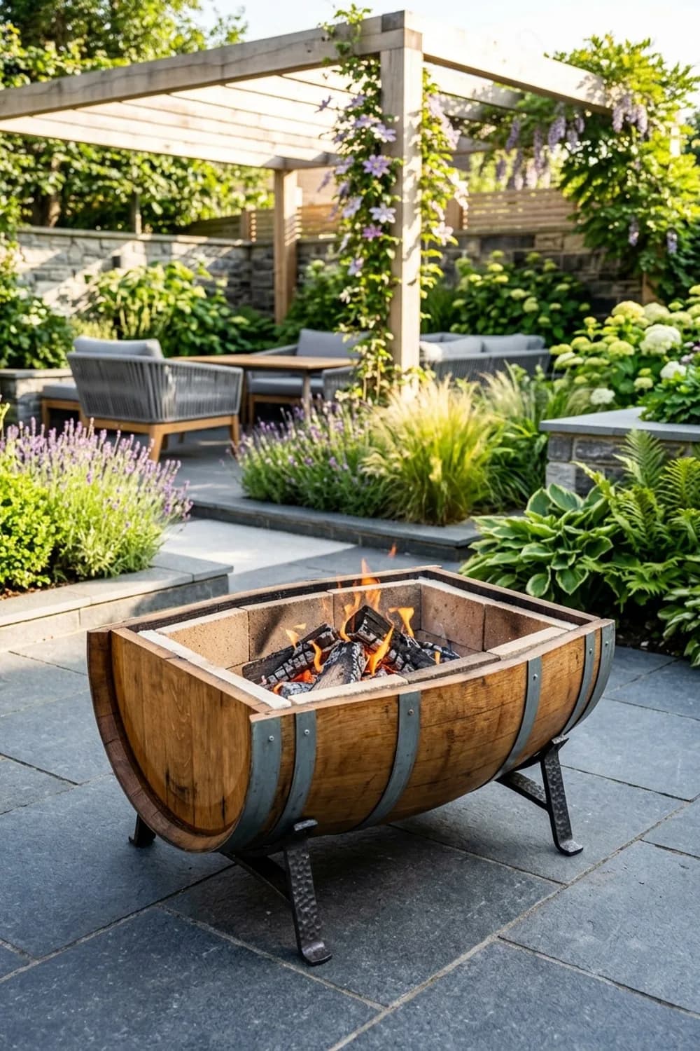 Die stimmungsvolle Feuerstelle: Wärme an kühlen Abenden – Weinfass als Deko im Garten: 9 schöne Ideen