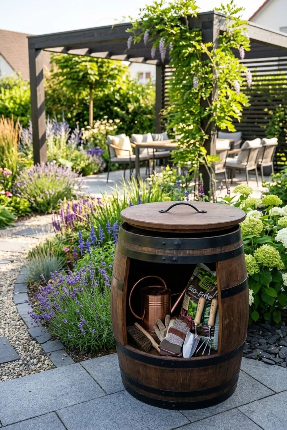 Die versteckte Aufbewahrung: Ordnung mit Stil – Weinfass als Deko im Garten: 9 schöne Ideen