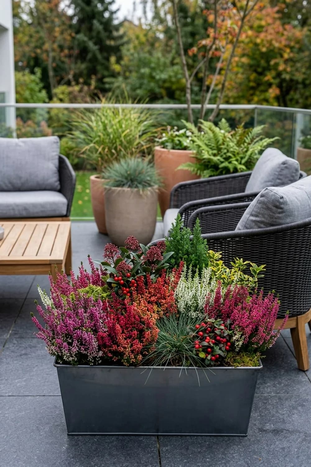 Herbstzauber mit Heide und Gräsern: Warme Farben für kühle Tage – Zinkwanne dekorieren im Garten: 10 schöne Ideen